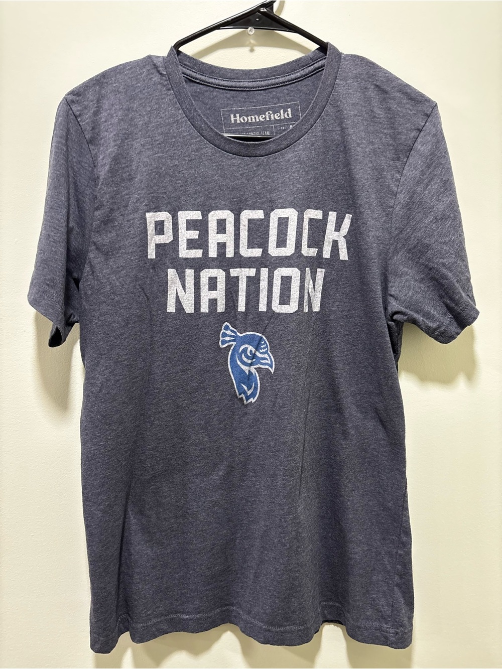 Homefield heathered graphite gray t-shirt features a "PEACOCK NATION" Men’s L